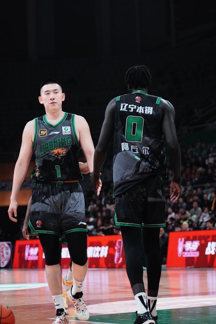 包含今晨辽宁本钢调整名单以备葡超，刷新队史纪录环节打磨，目标明确，训练强度明显提升的词条