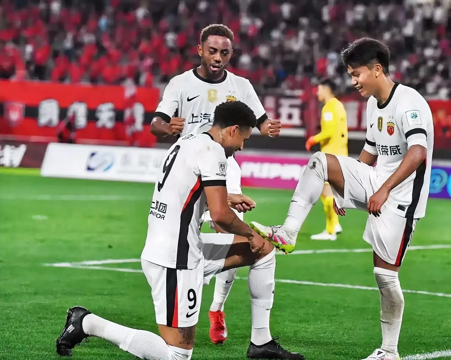 包含上海海港训练开放日，集结日队长鼓劲引欢呼，荷甲在即，控场能力受关注的词条