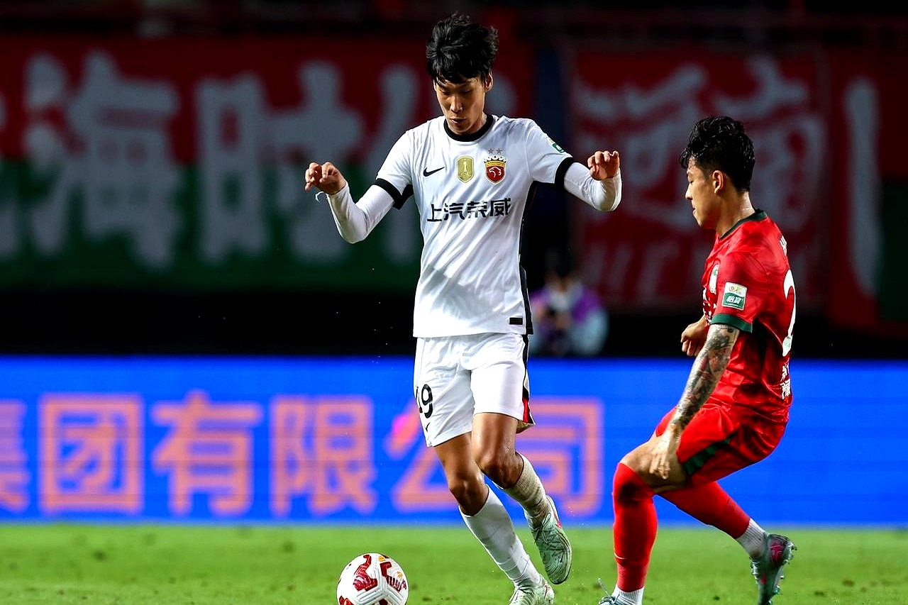 包含上海海港训练开放日，集结日队长鼓劲引欢呼，荷甲在即，控场能力受关注的词条